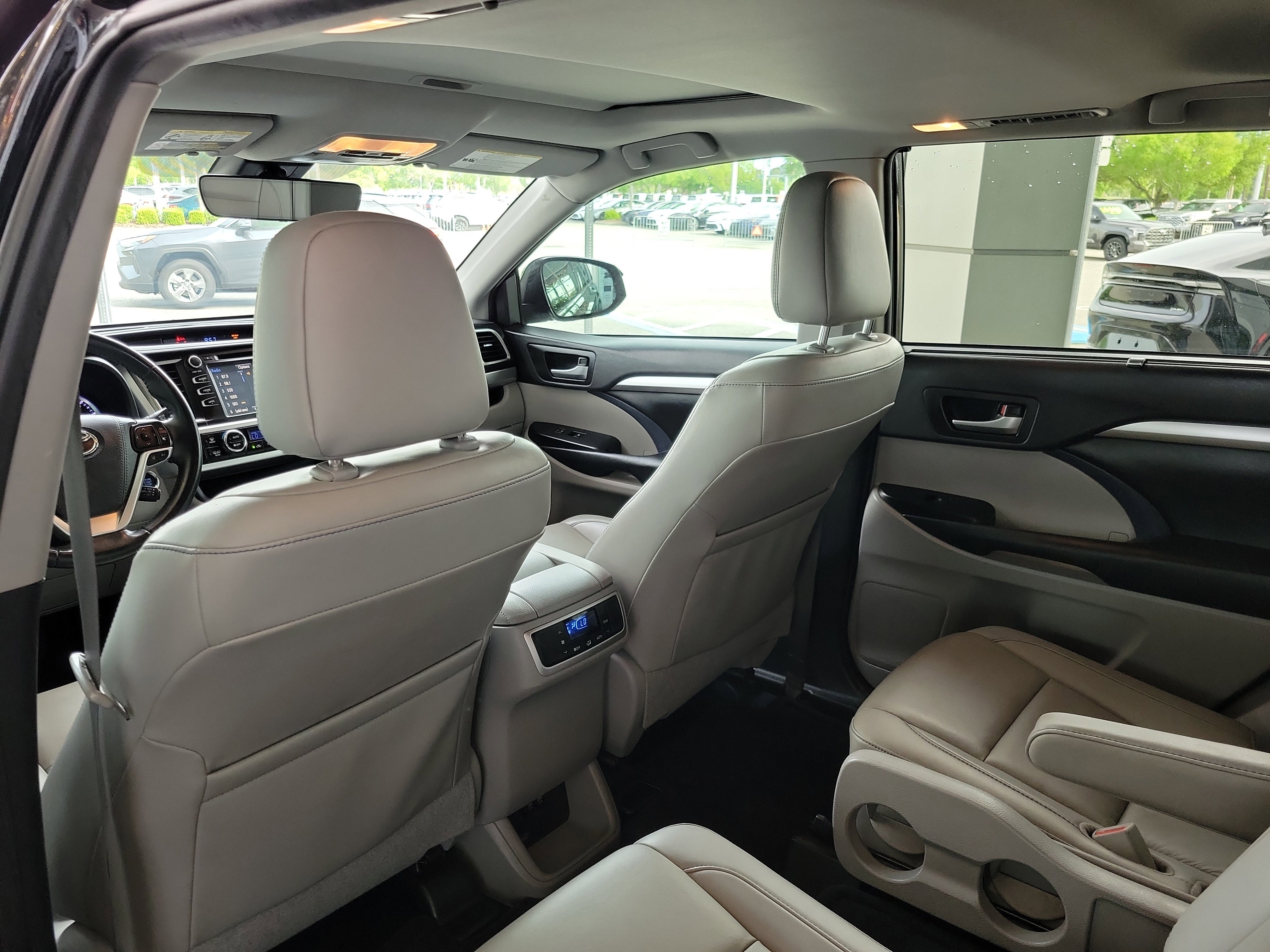 Used 2019 Toyota Highlander XLE image 28