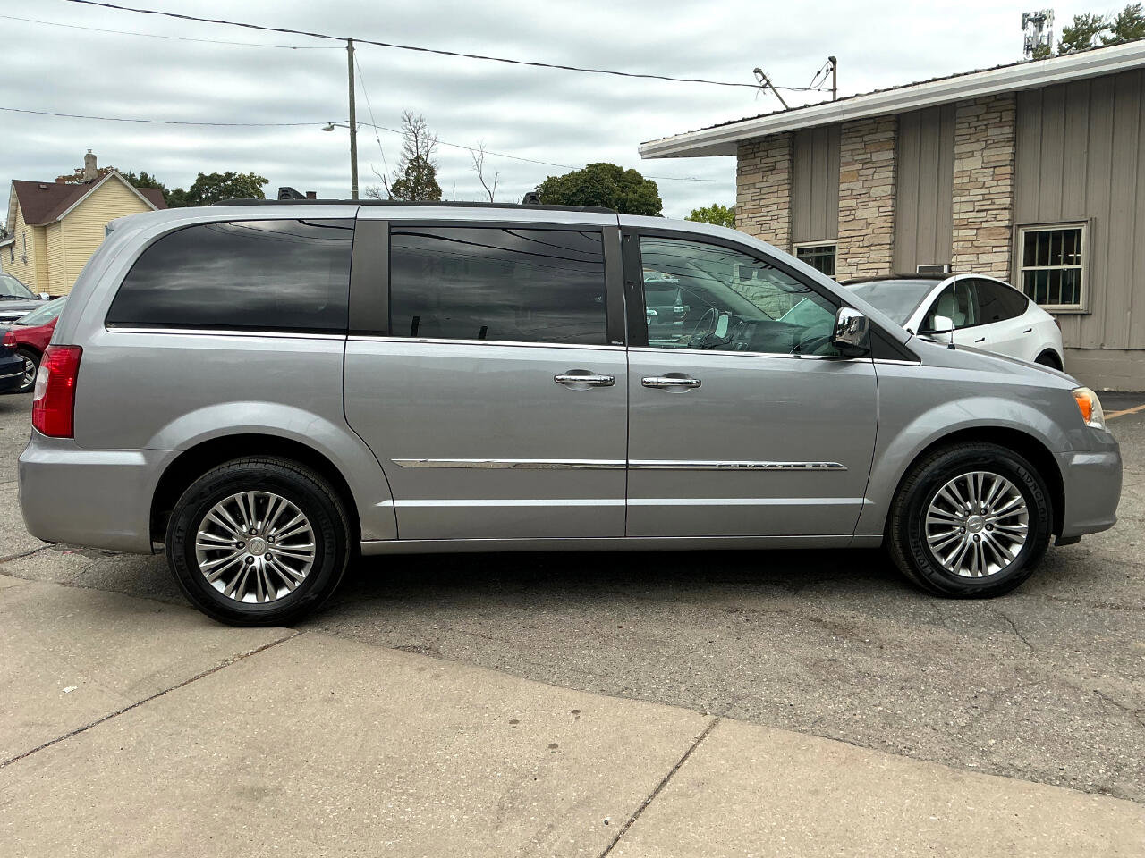 Used 2013 Chrysler Town & Country Touring-L w/ Driver Convenience Group image 2