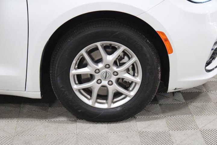 Used 2023 Chrysler Pacifica Touring-L image 41