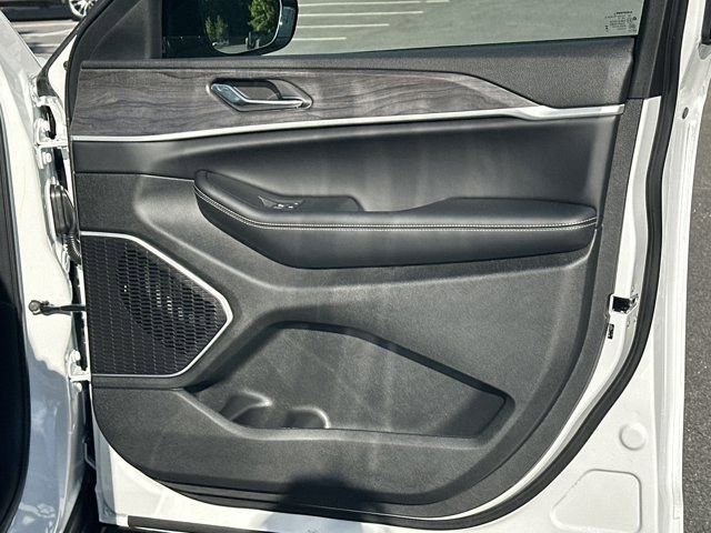 New 2025 Jeep Grand Cherokee Limited w/ Black Appearance Package image 14