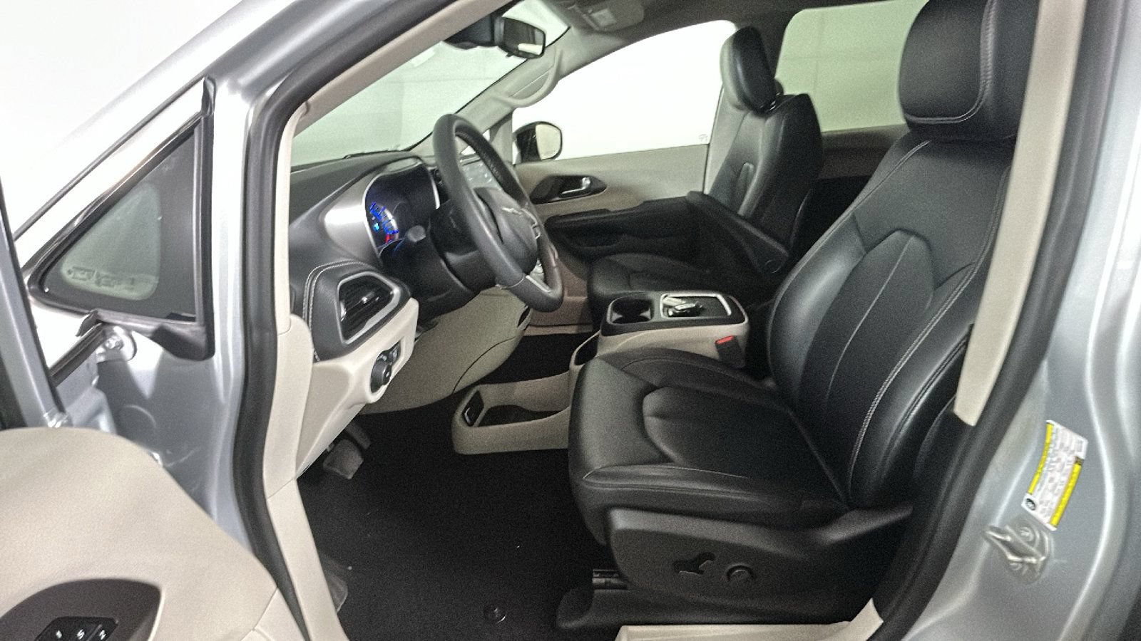 Used 2024 Chrysler Pacifica Limited FWD image 12