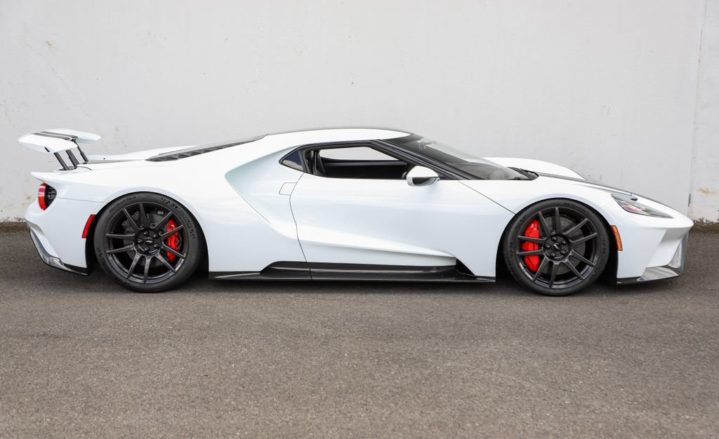Used 2017 Ford GT RWD image 2