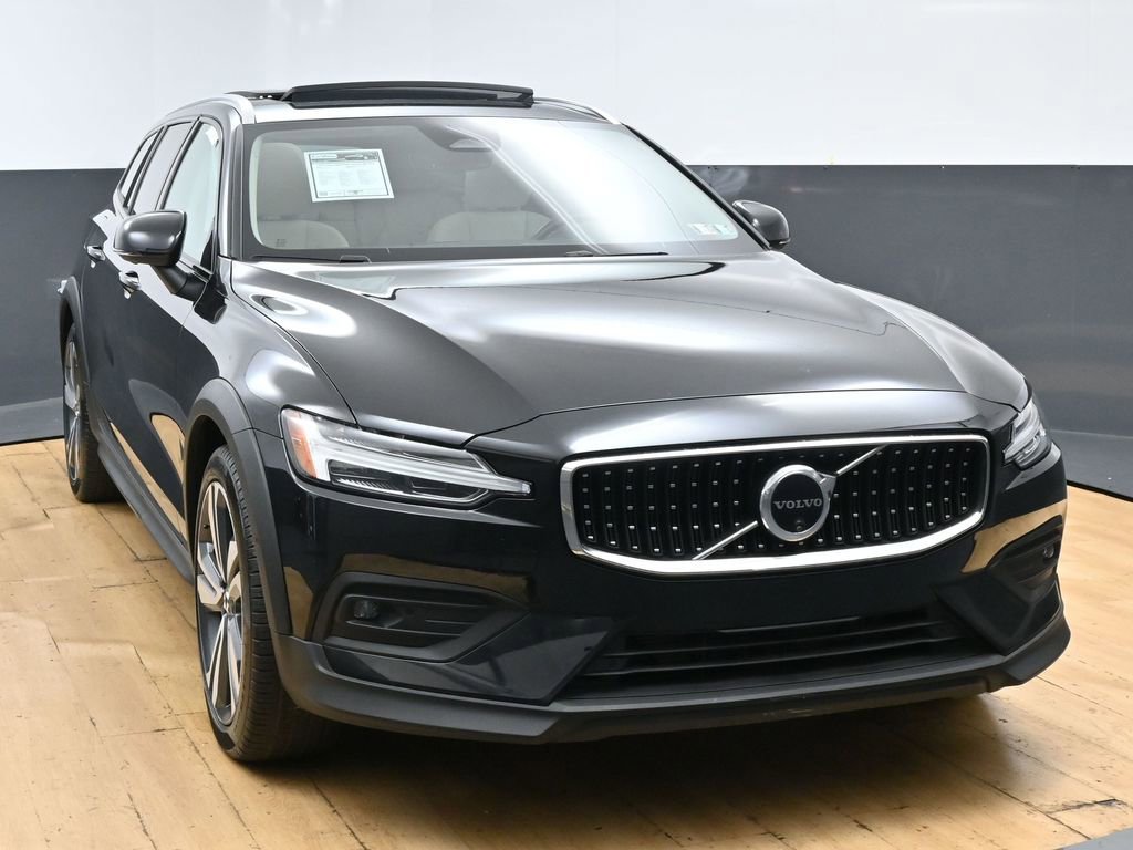 Used 2025 Volvo V60 B5 Cross Country Plus AWD/4WD image 4