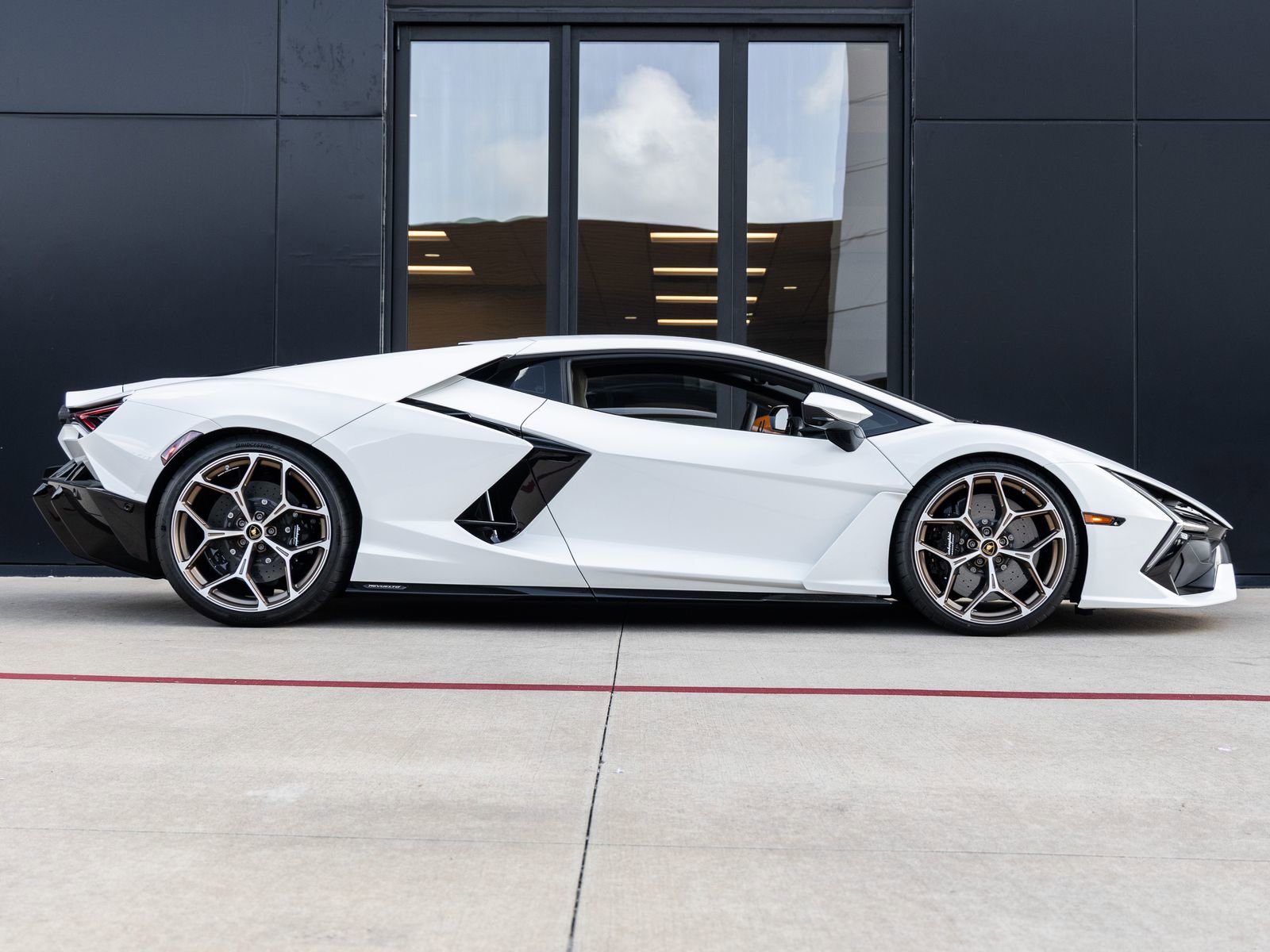 Used 2024 Lamborghini Revuelto AWD/4WD image 11