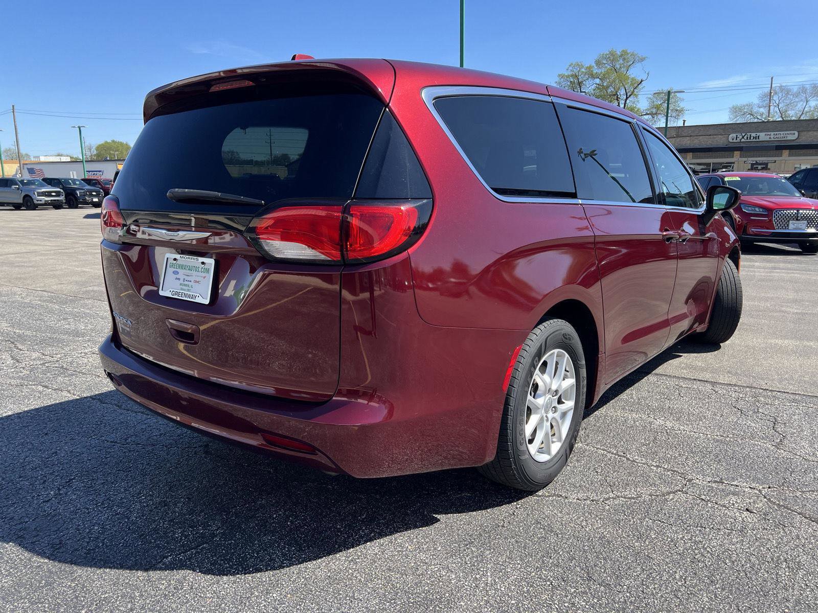 Used 2017 Chrysler Pacifica Touring image 4