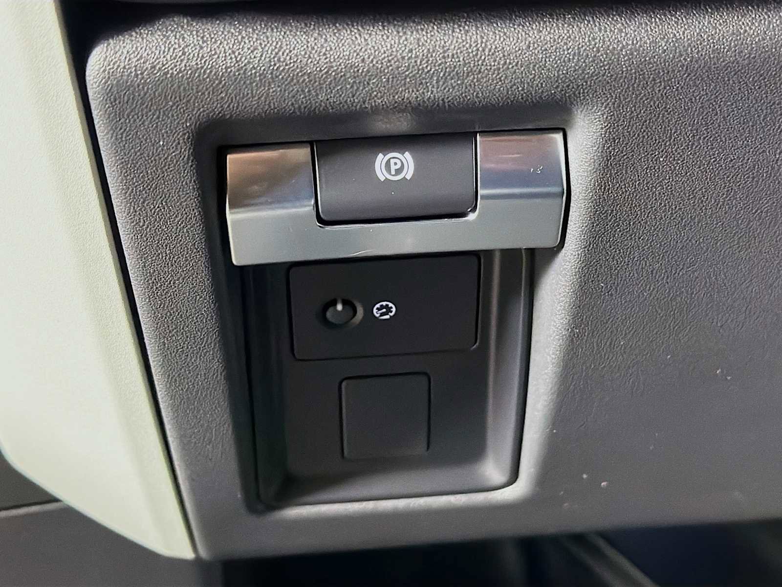 Used 2023 Land Rover Defender 130 SE image 10