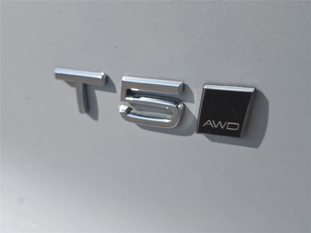 Used 2020 Volvo XC40 T5 Momentum image 3