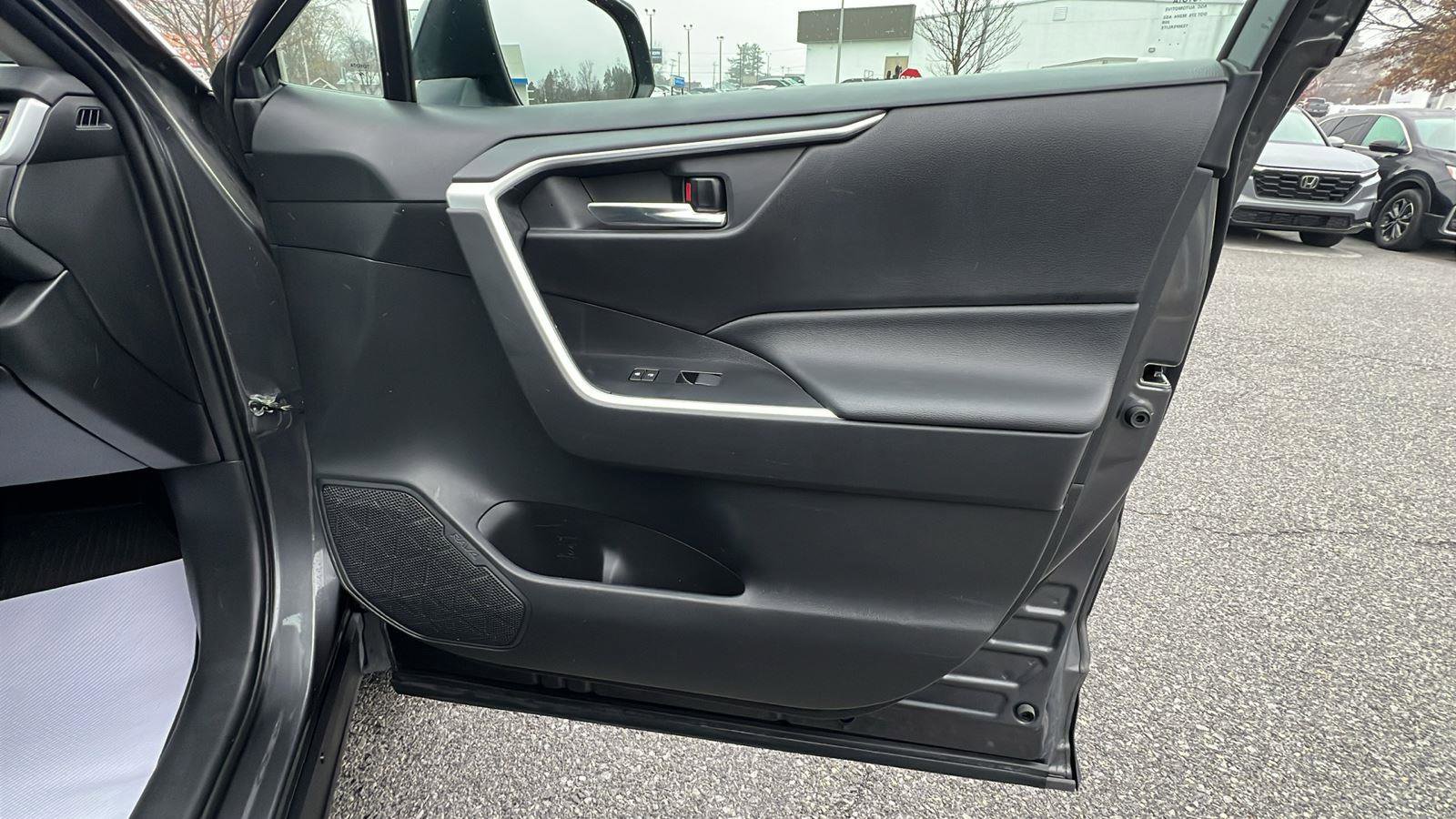 Used 2021 Toyota RAV4 XLE image 12