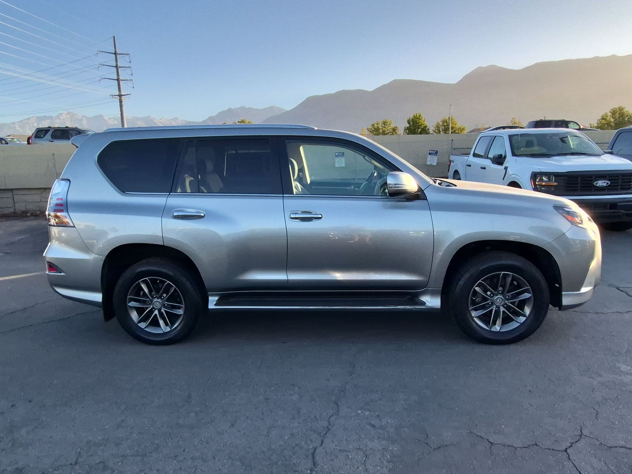 Used 2021 Lexus GX 460 Premium w/ Premium Package AWD/4WD image 2