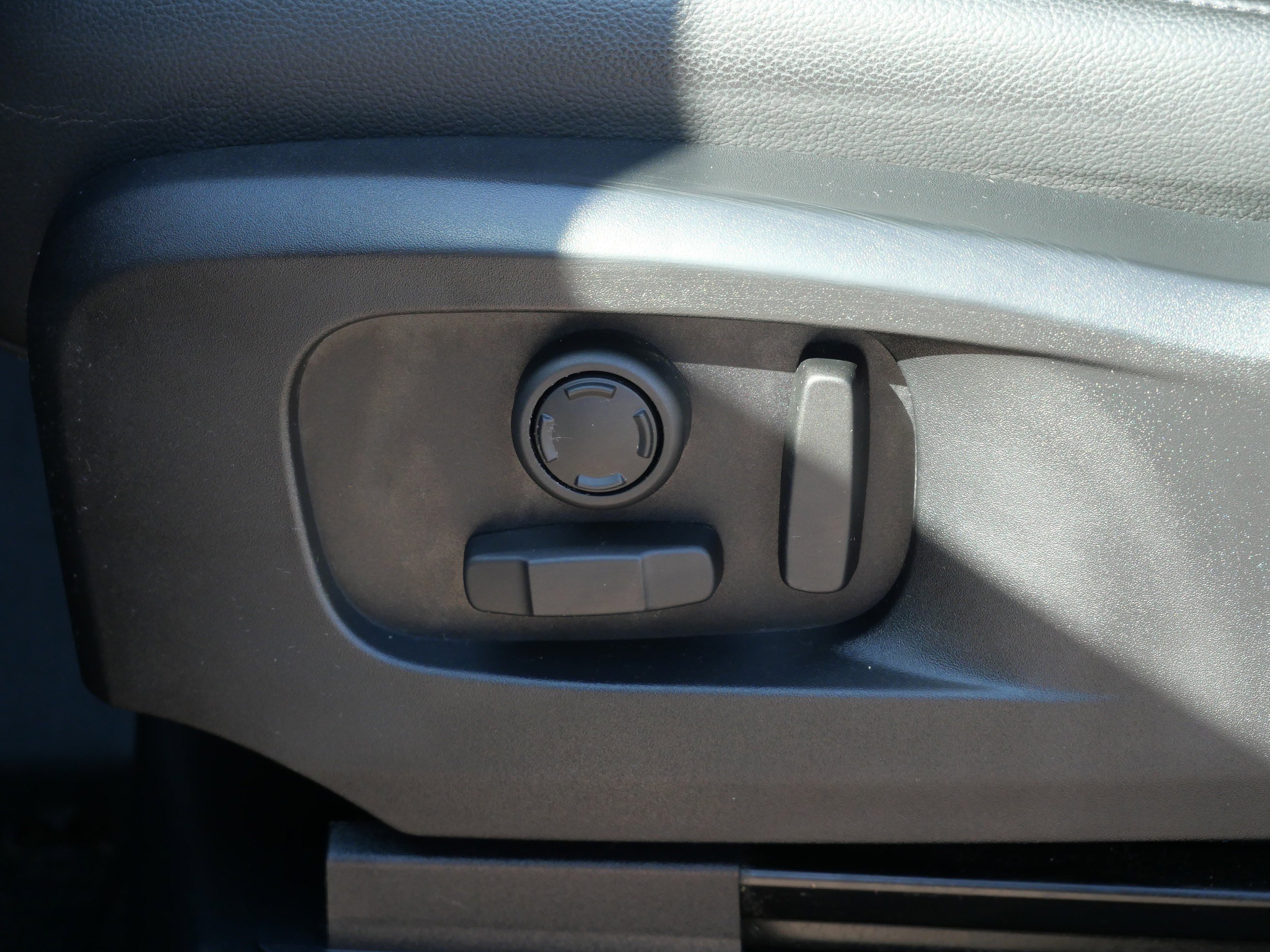 Used 2022 Land Rover Defender 110 X-Dynamic SE AWD/4WD image 13