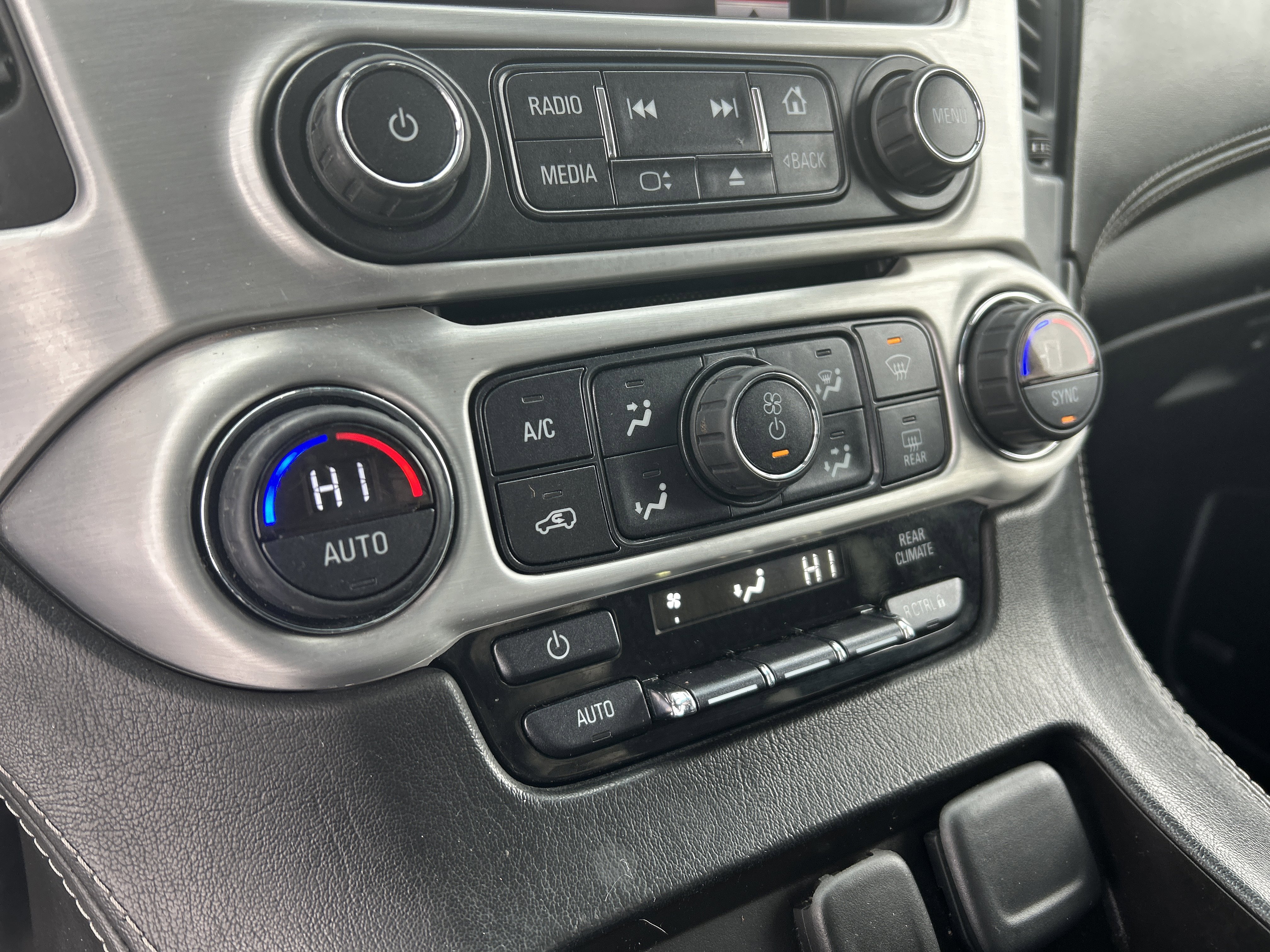 Used 2015 GMC Yukon XL SLE image 22