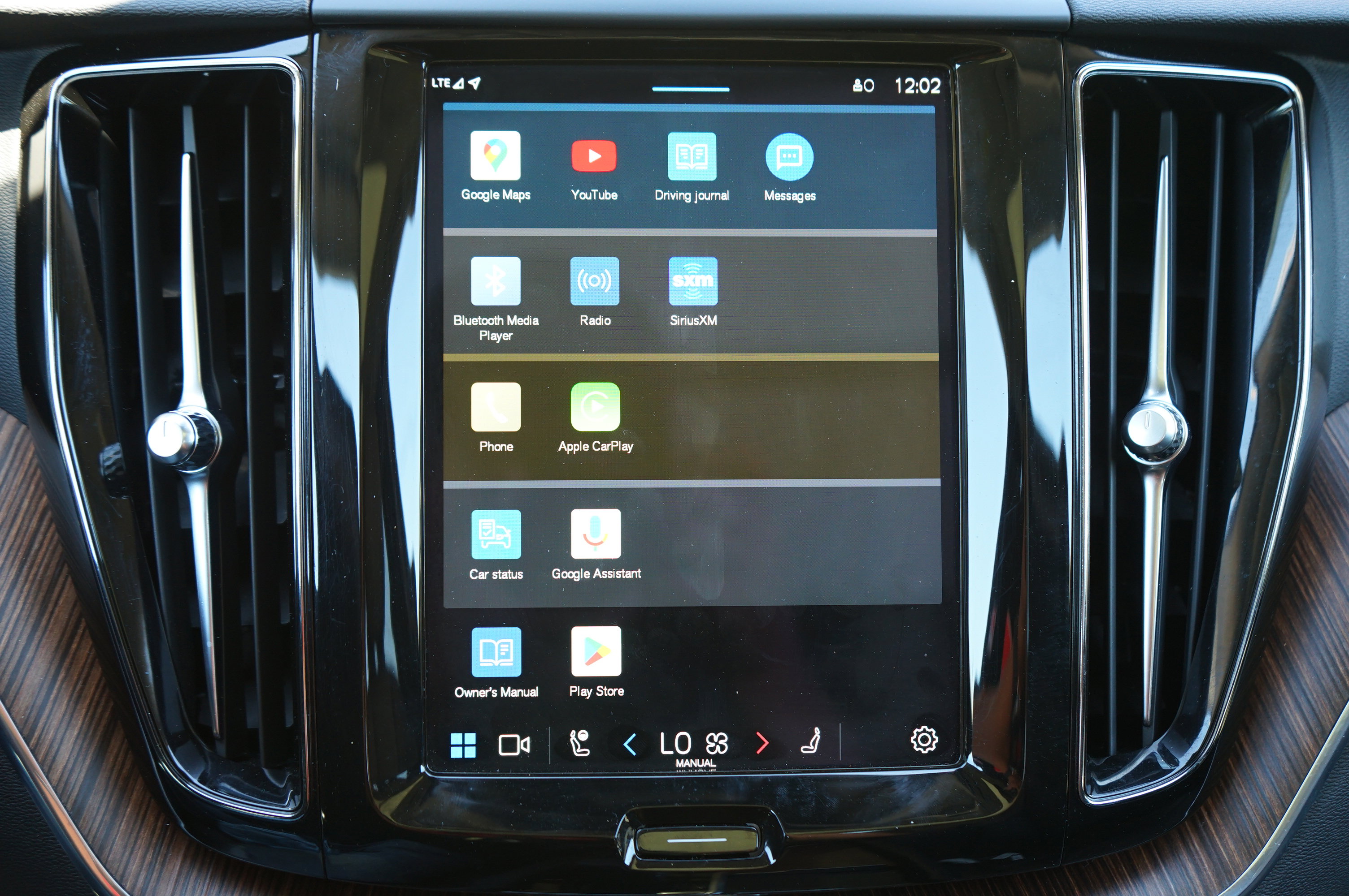 Used 2022 Volvo XC60 B5 Momentum image 31