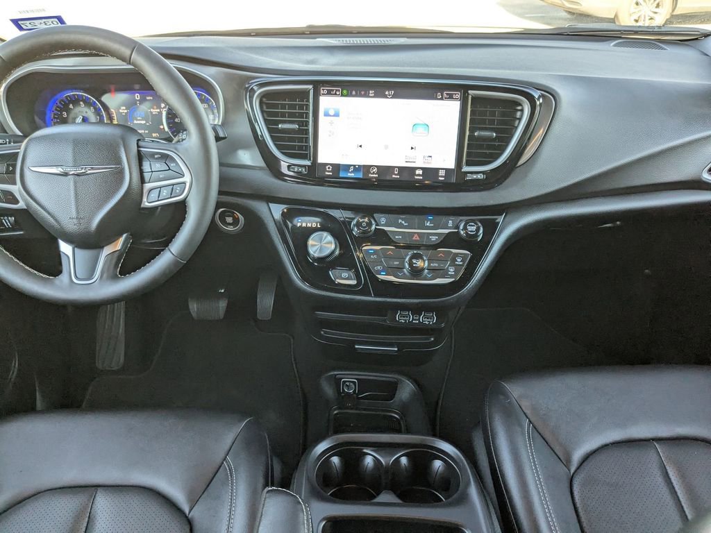 Used 2025 Chrysler Pacifica Select image 23