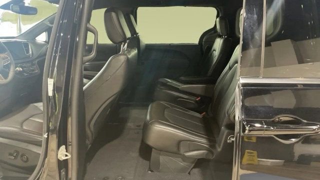 Used 2025 Chrysler Pacifica Select FWD image 12
