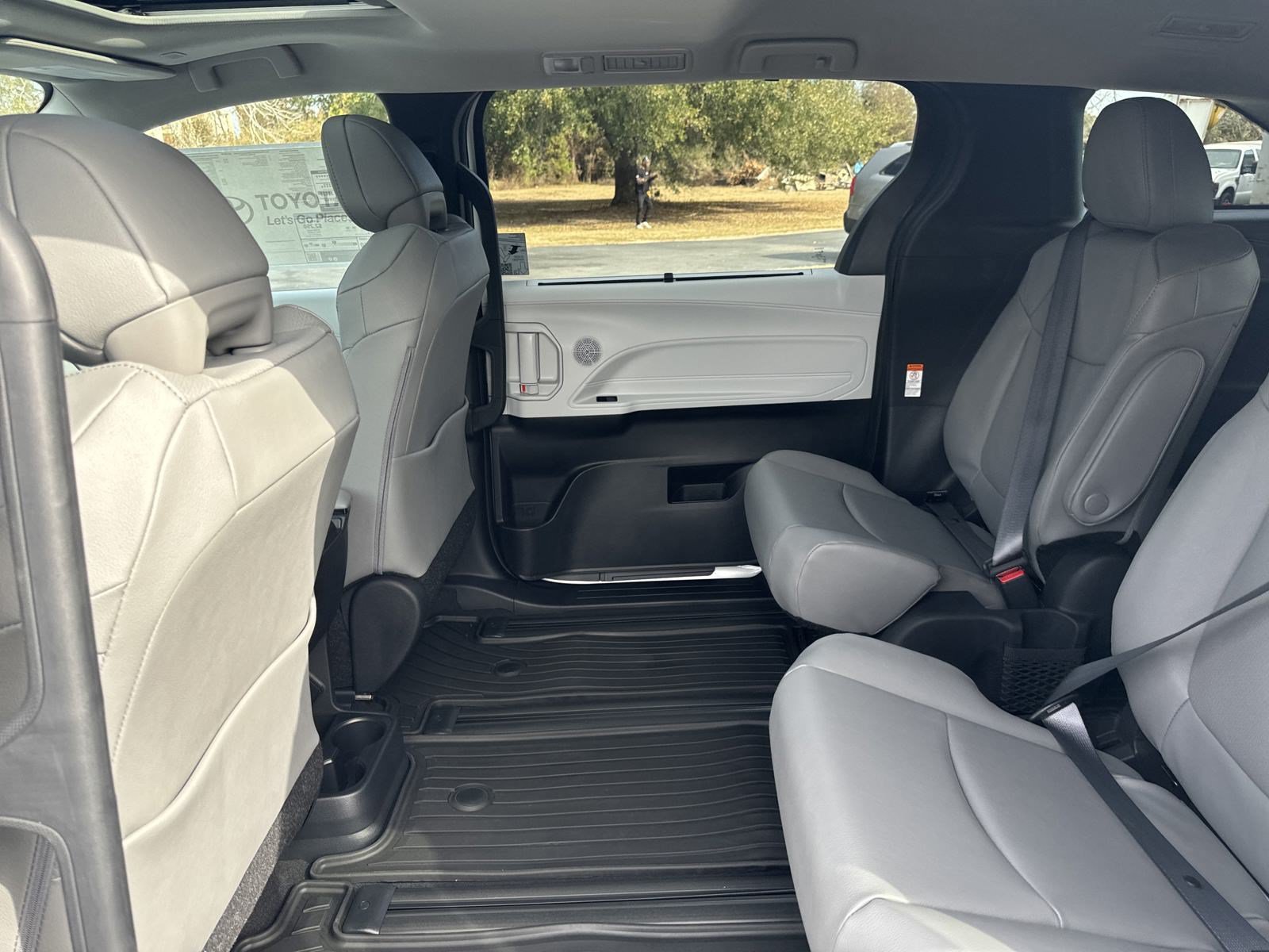 New 2025 Toyota Sienna XLE w/ XLE Plus Package FWD image 24