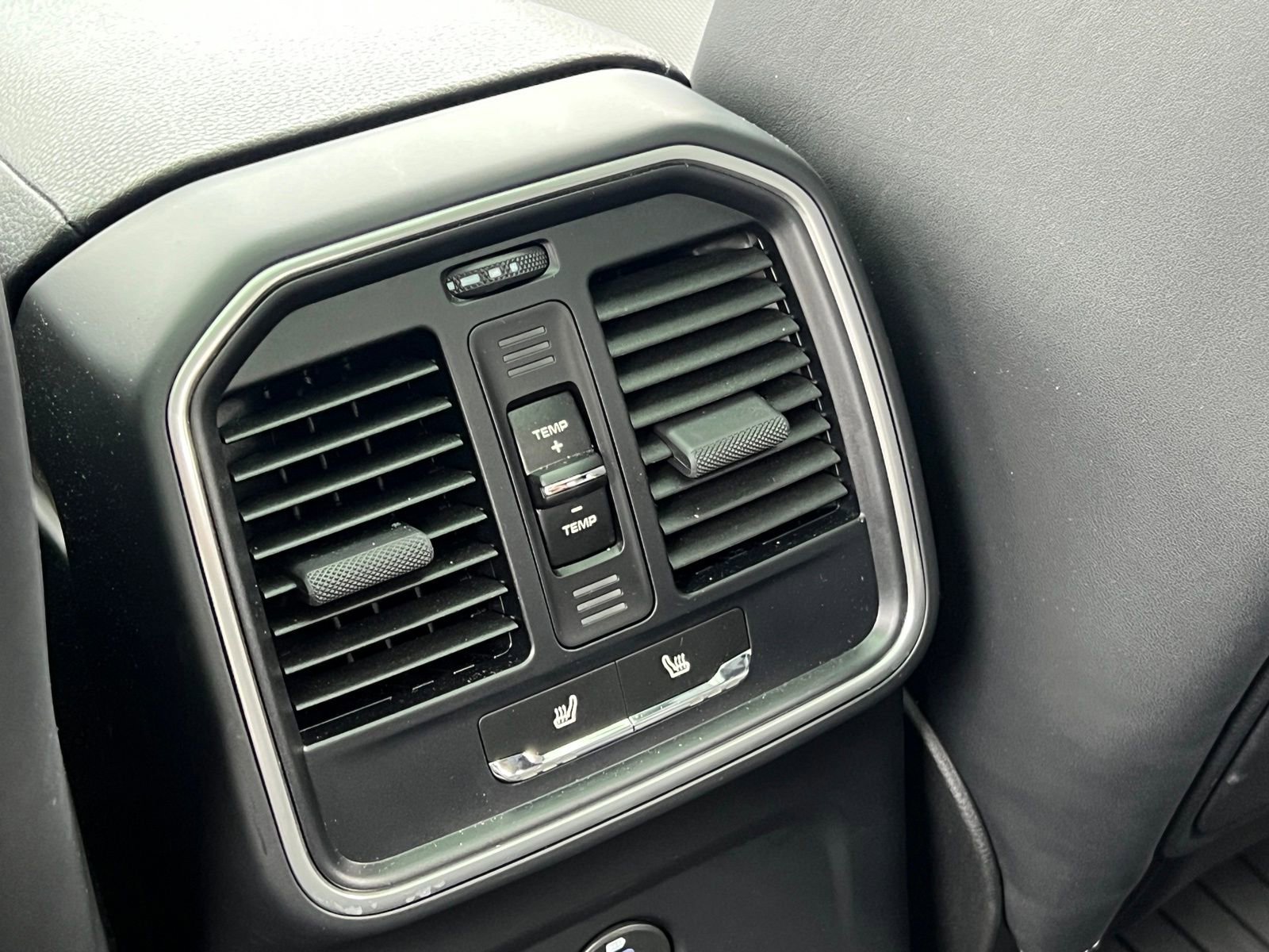 Certified 2025 Porsche Macan image 18