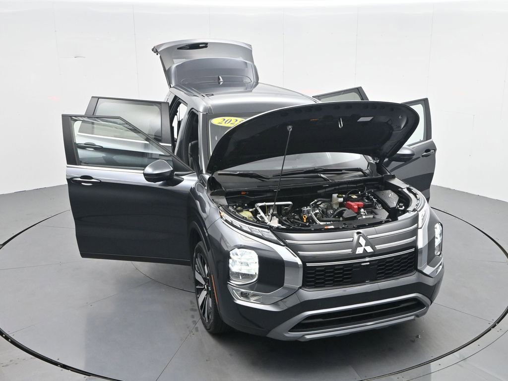 Used 2025 Mitsubishi Outlander SE image 32