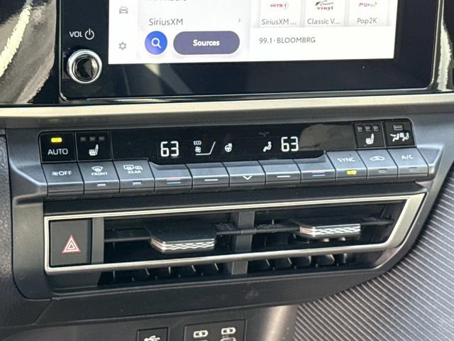 Used 2025 Toyota Camry SE w/ Convenience Package image 22