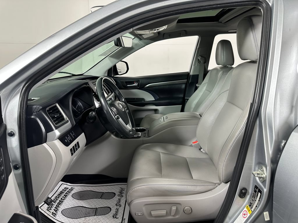 Used 2019 Toyota Highlander Limited w/ Carpet Mat Package (TMS) AWD/4WD image 14