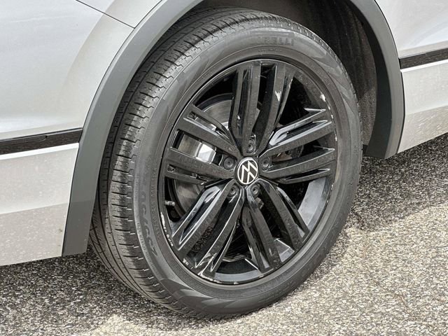 Used 2022 Volkswagen Tiguan SE R-Line image 27