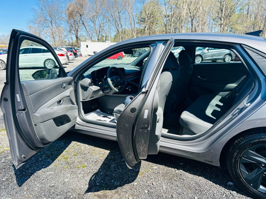 Used 2023 Hyundai Elantra Blue image 16