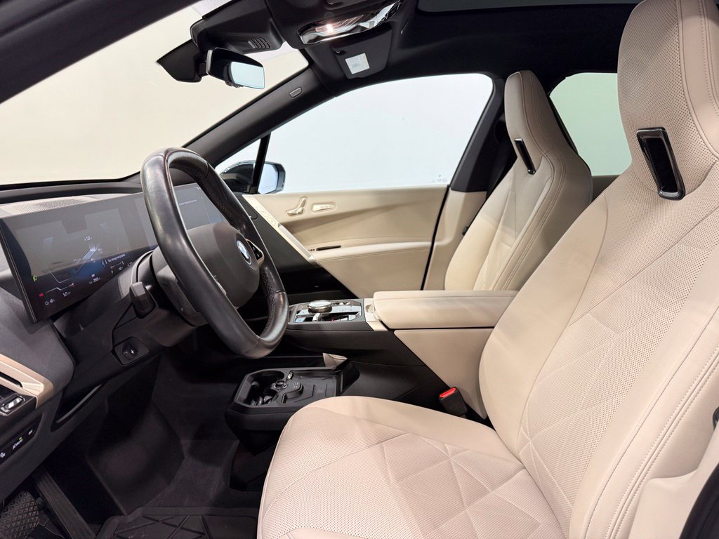 Used 2024 BMW iX xDrive50 w/ Premium Package AWD/4WD image 12