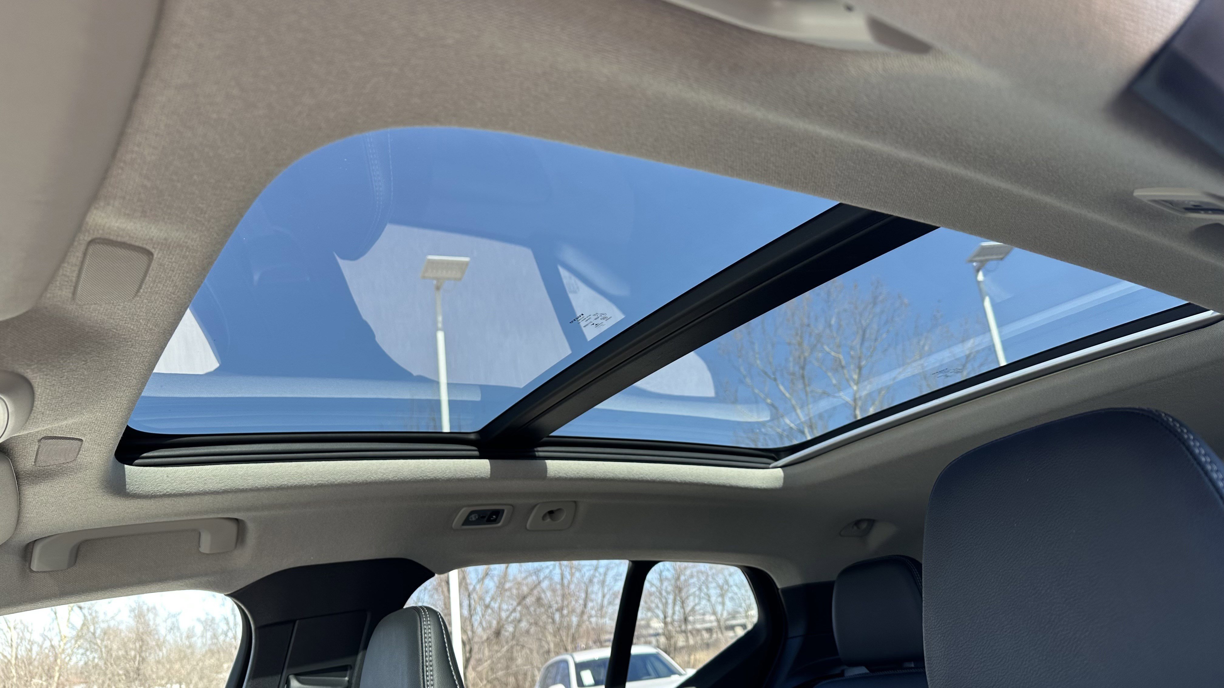 Used 2022 Volvo XC40 T5 Momentum w/ Premium Package image 29