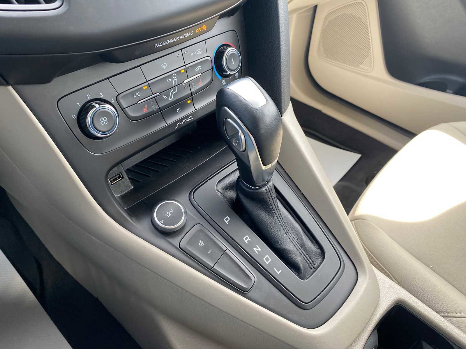 Used 2016 Ford Focus SE w/ SE Cold Weather Package image 22