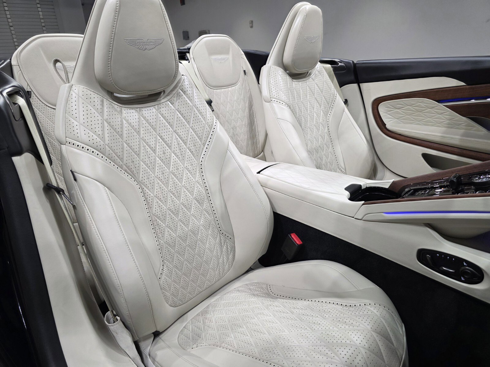 Used 2024 Aston Martin DB12 Volante image 21