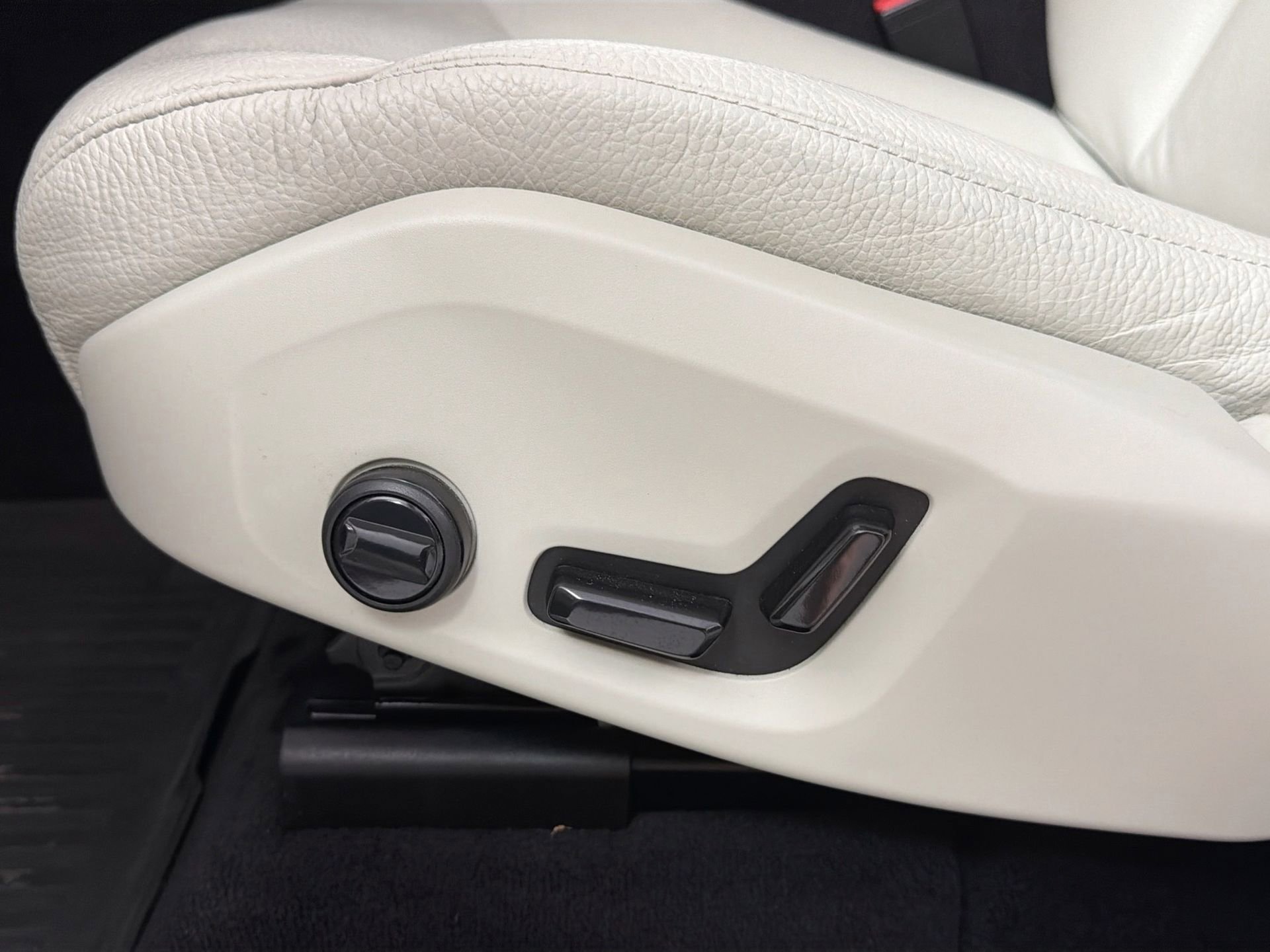 Certified 2024 Volvo XC60 B5 Plus w/ Protection Package Premier AWD/4WD image 19