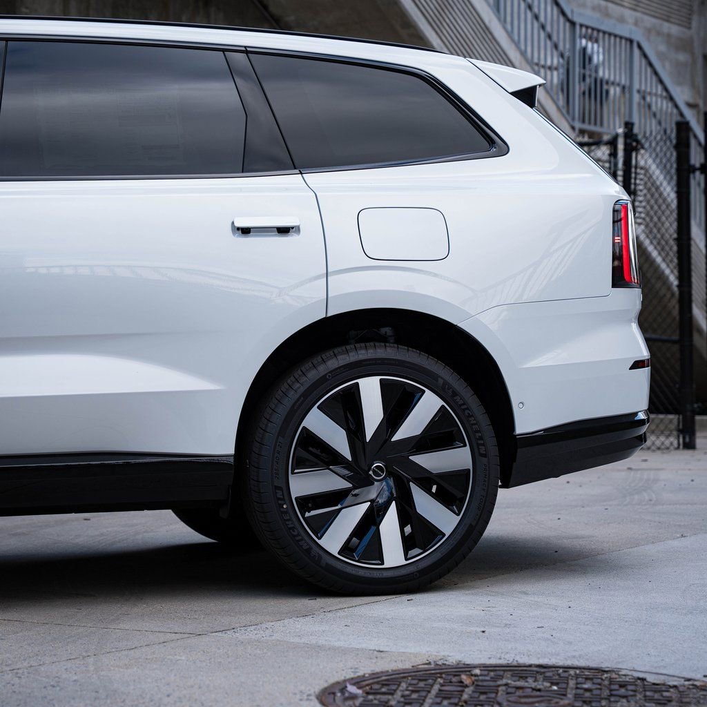 New 2025 Volvo EX90 Plus w/ Protection Package Premier image 4