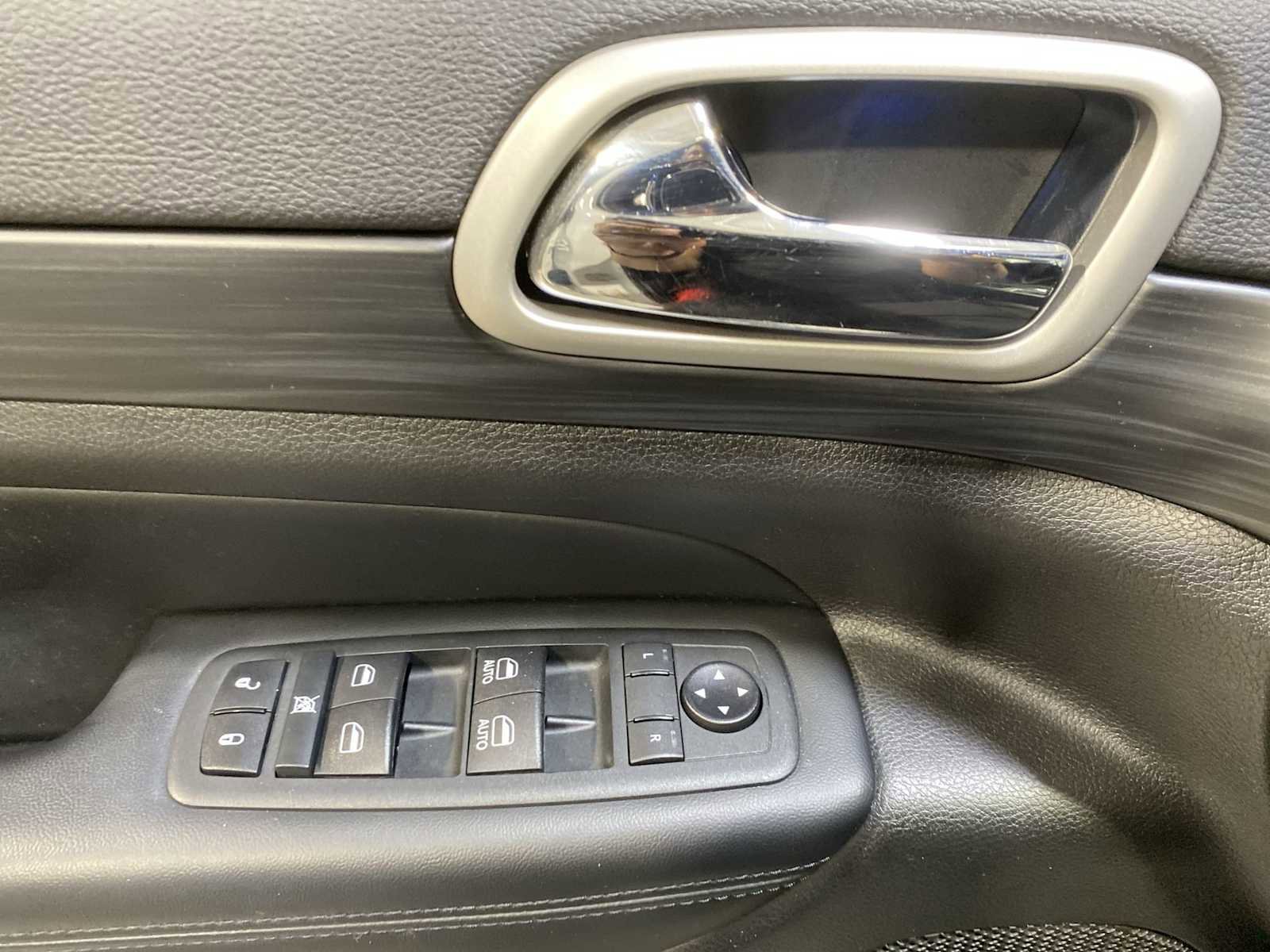 Used 2020 Jeep Grand Cherokee Altitude image 23