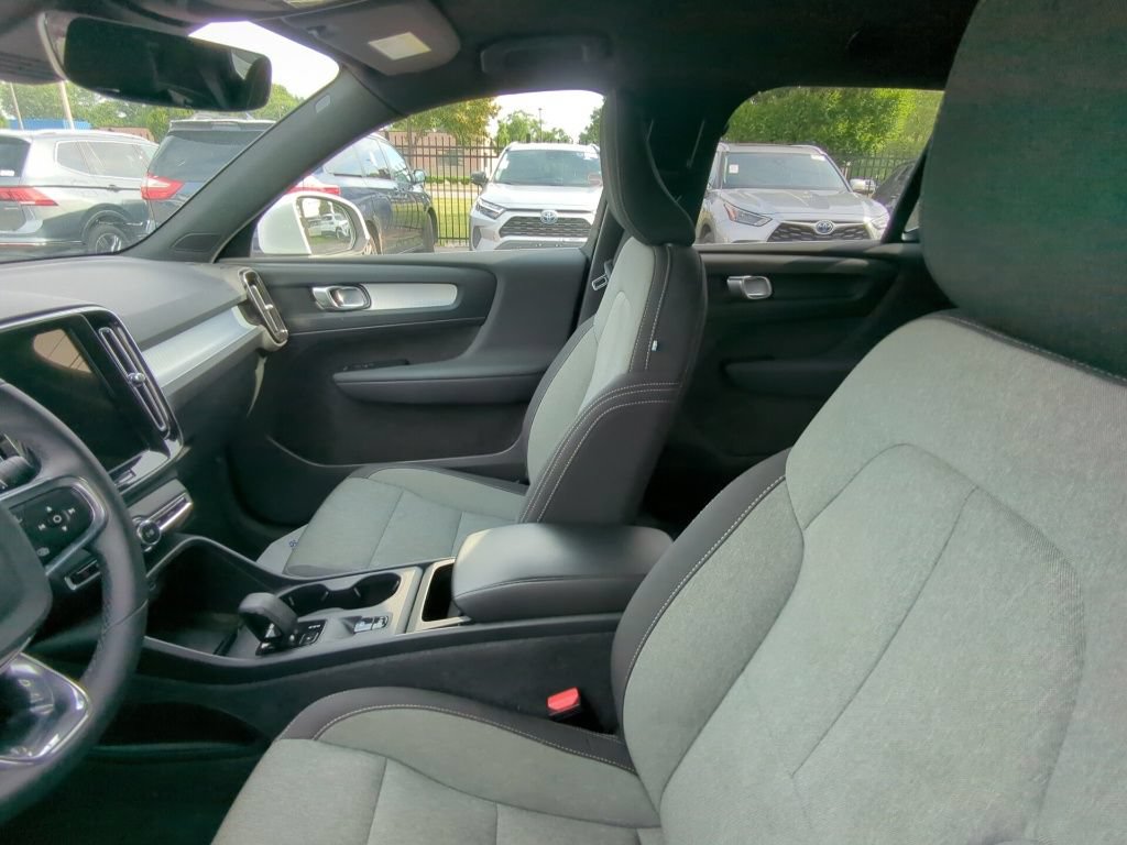 Used 2024 Volvo XC40 B5 Core AWD/4WD image 6