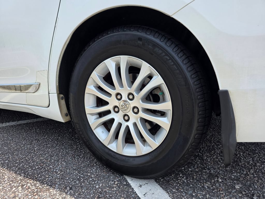 Used 2011 Toyota Sienna XLE FWD image 32