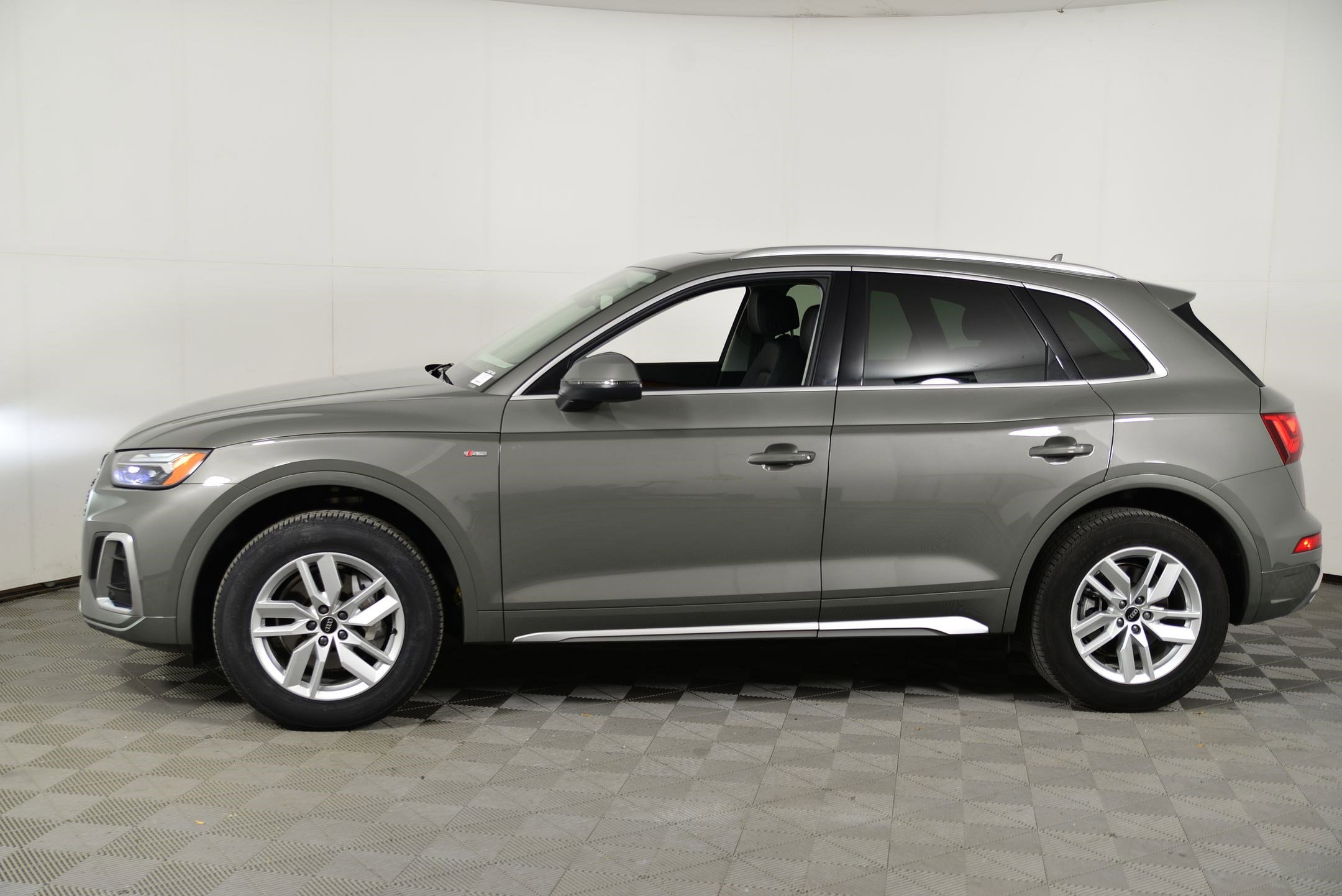 Certified 2023 Audi Q5 2.0T Premium w/ Convenience Package image 2