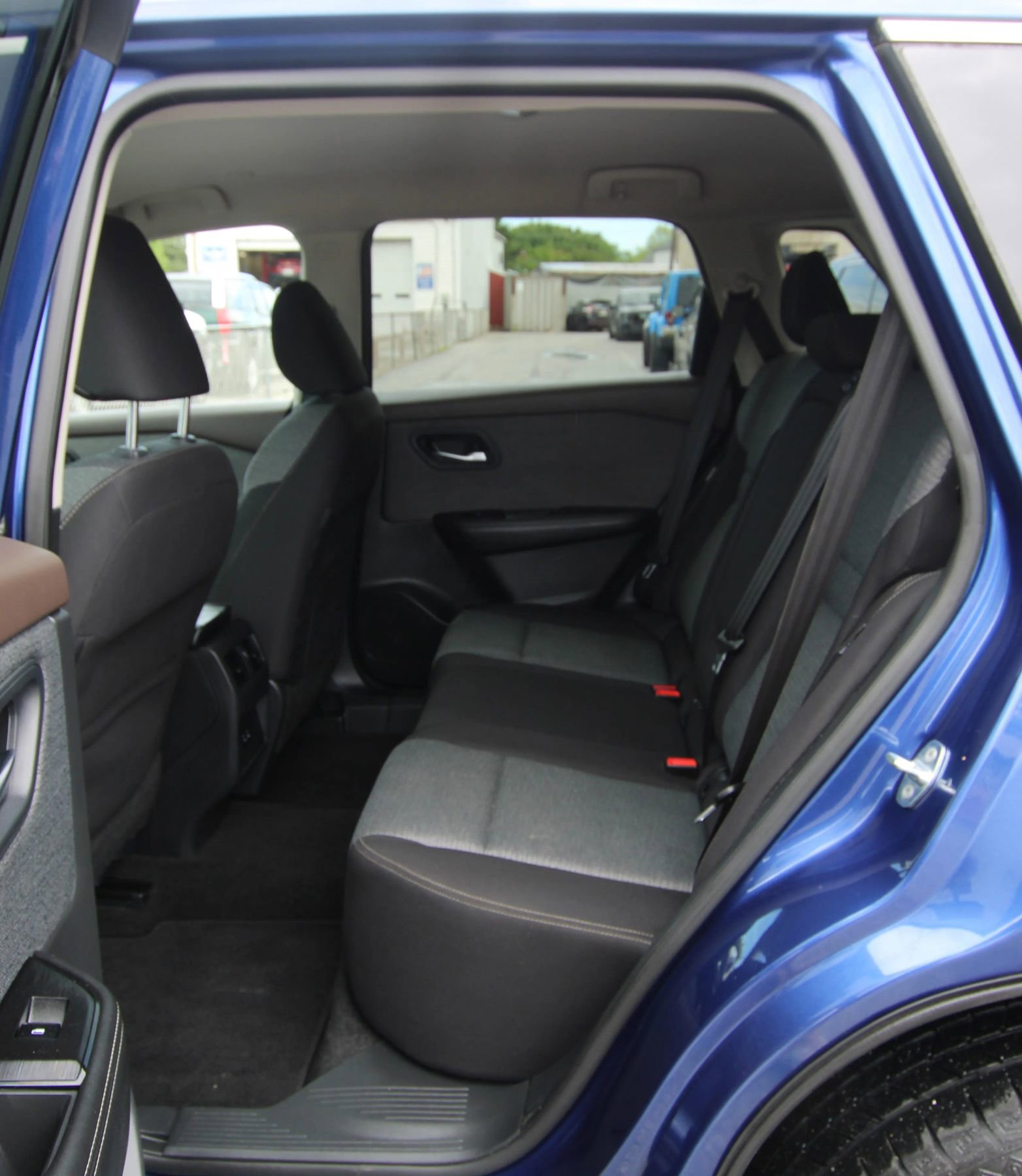 Used 2022 Nissan Rogue SV FWD image 11