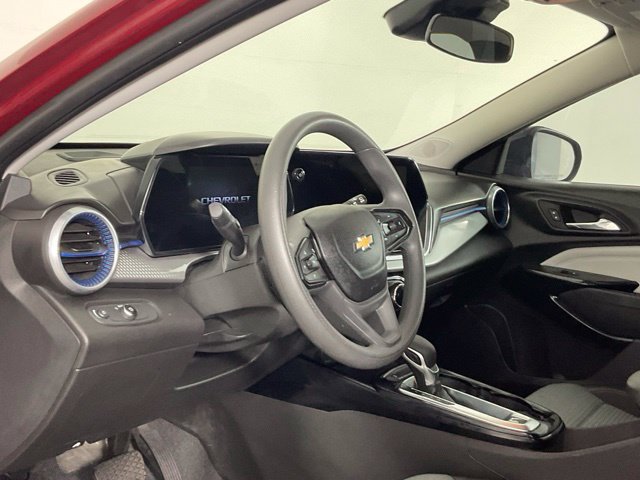 Used 2025 Chevrolet Trax LT FWD image 12
