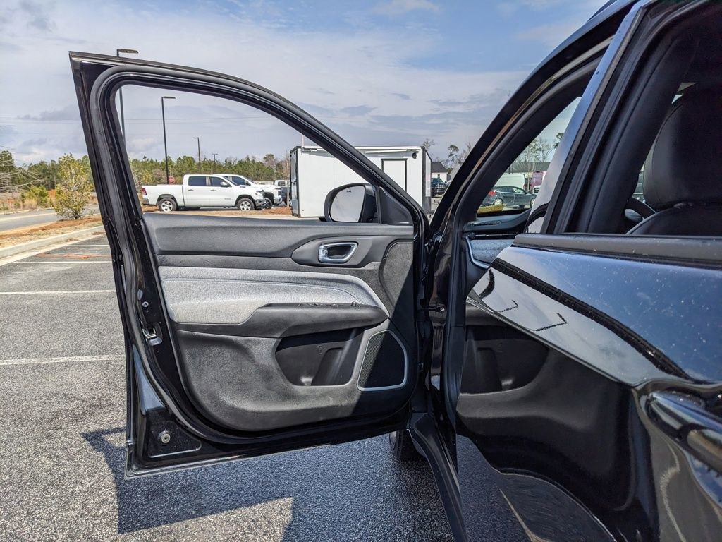 Certified 2025 Jeep Compass Latitude image 55