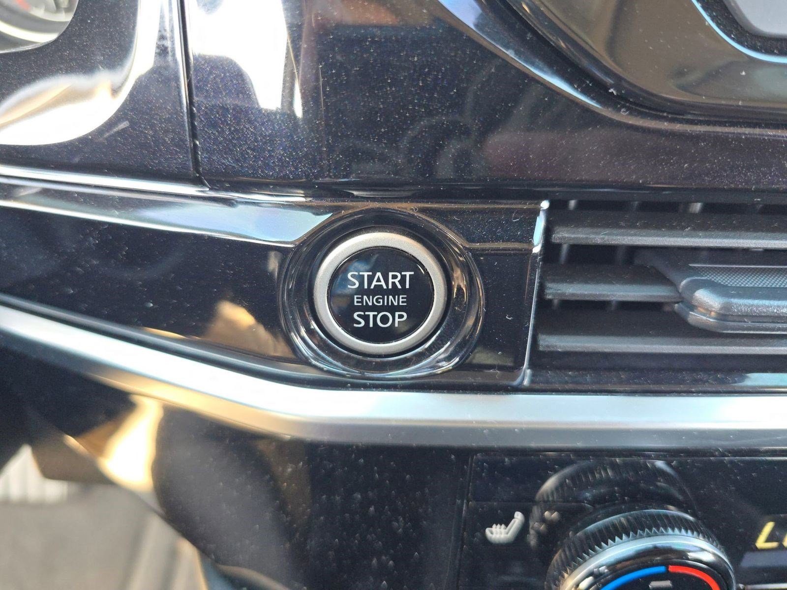 Used 2024 Nissan Pathfinder SV w/ SV Premium Package image 27