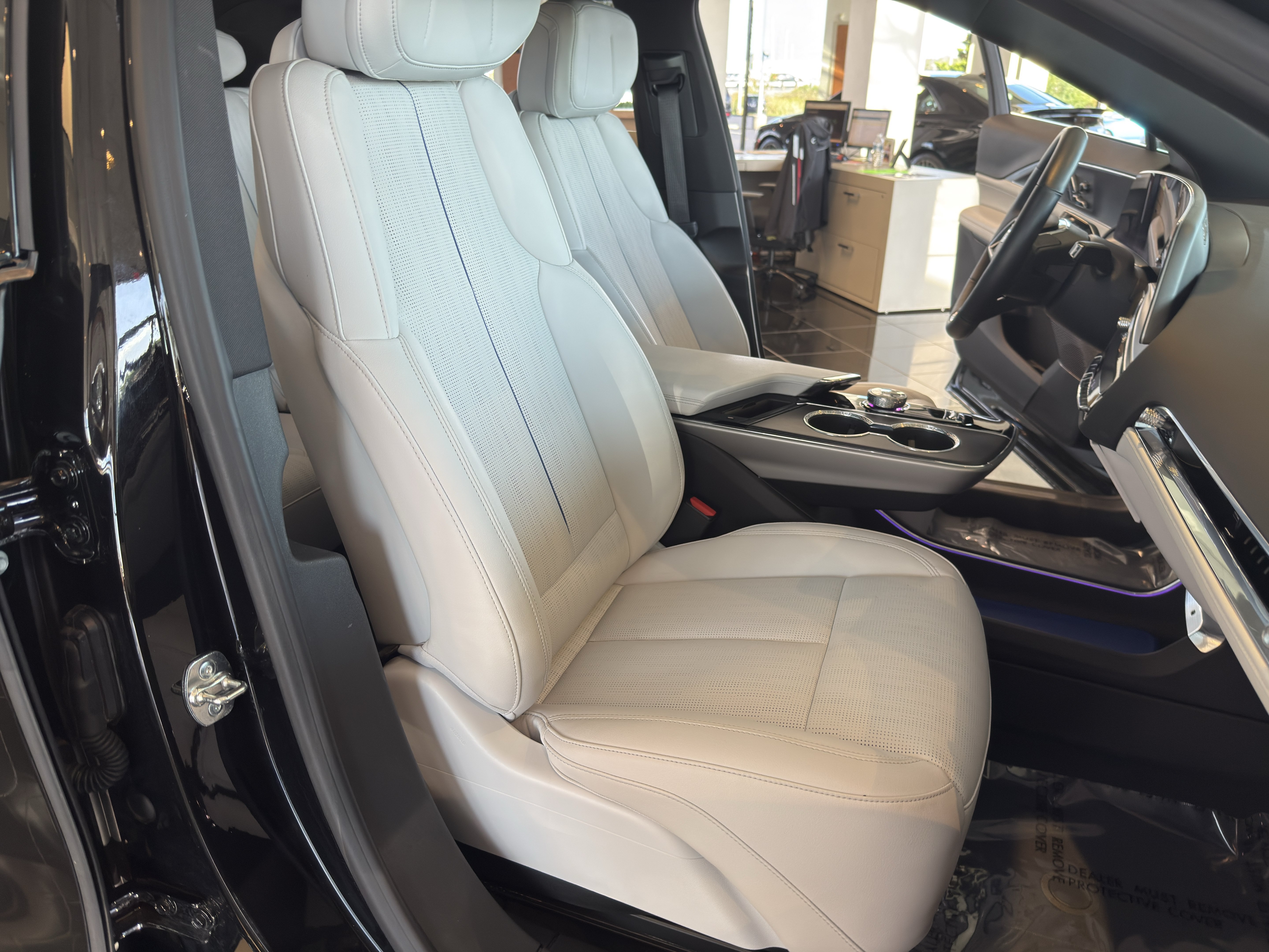 Used 2025 Cadillac Lyriq Luxury AWD/4WD image 16