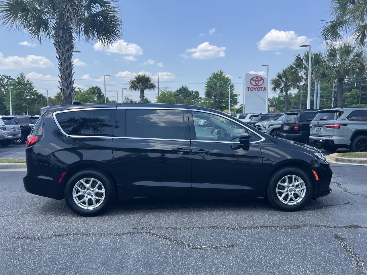 Used 2023 Chrysler Pacifica Touring-L FWD image 11