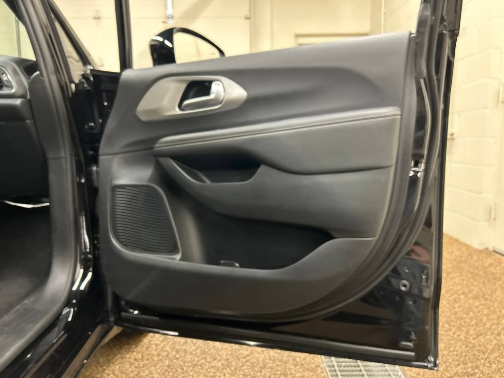 Used 2024 Chrysler Pacifica Limited w/ S Appearance Package FWD image 14