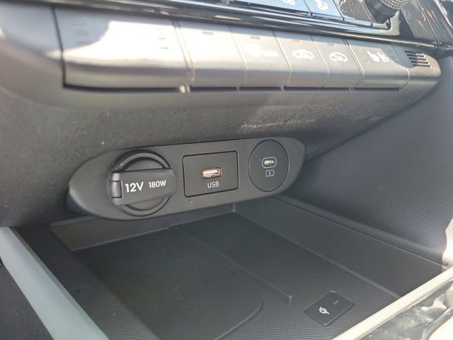 Certified 2025 Hyundai Elantra Limited image 29