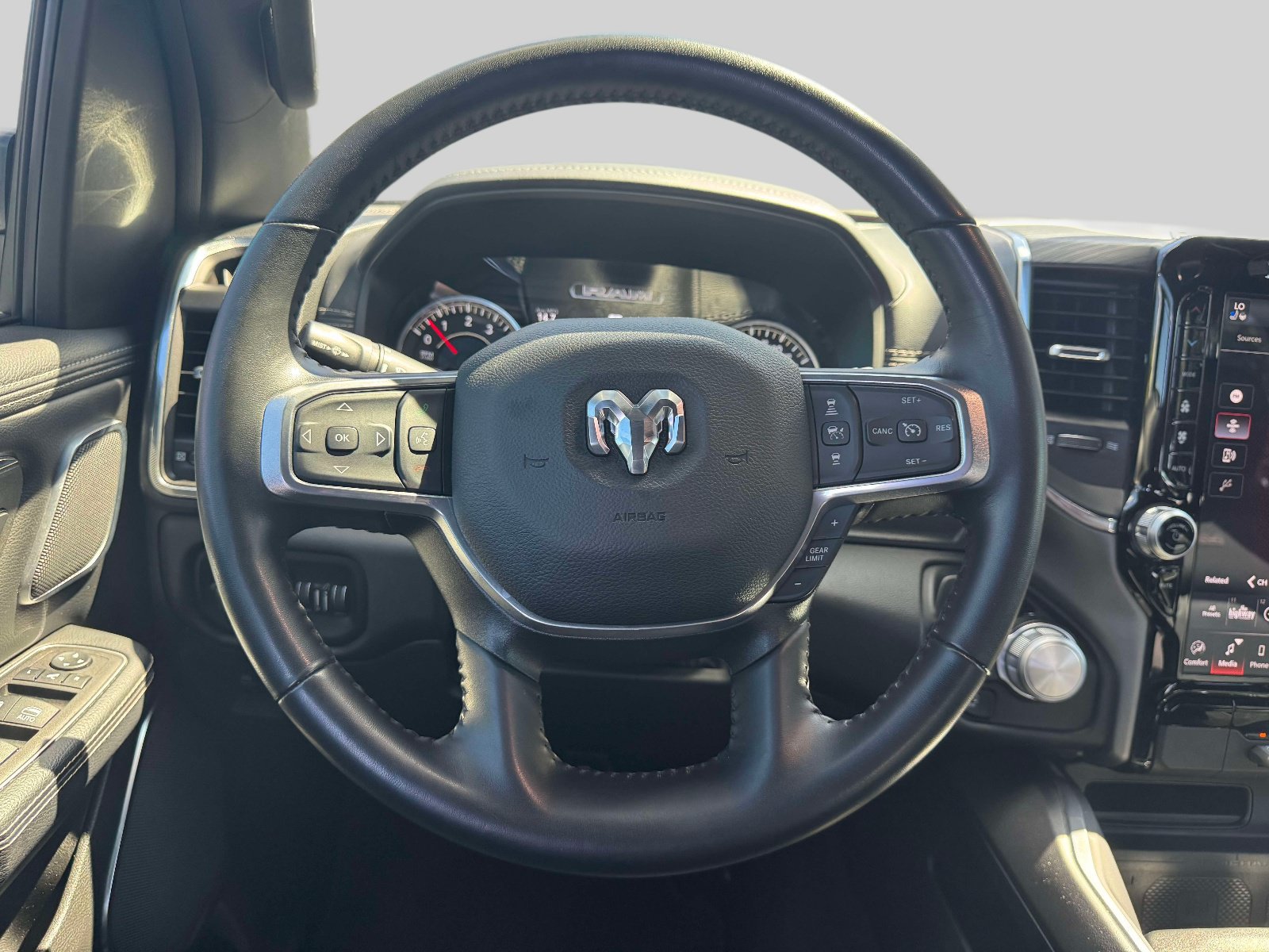 Used 2024 RAM 1500 Laramie AWD/4WD image 12