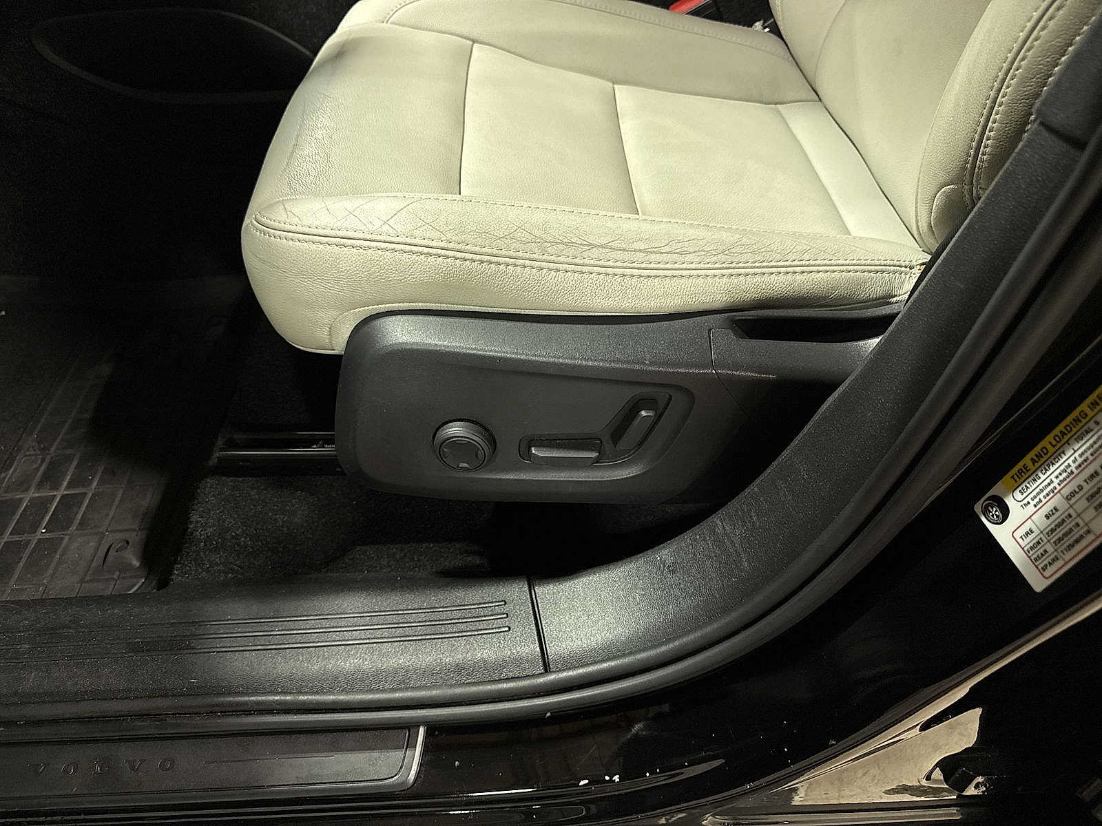 Used 2019 Volvo XC40 T4 Momentum FWD image 24