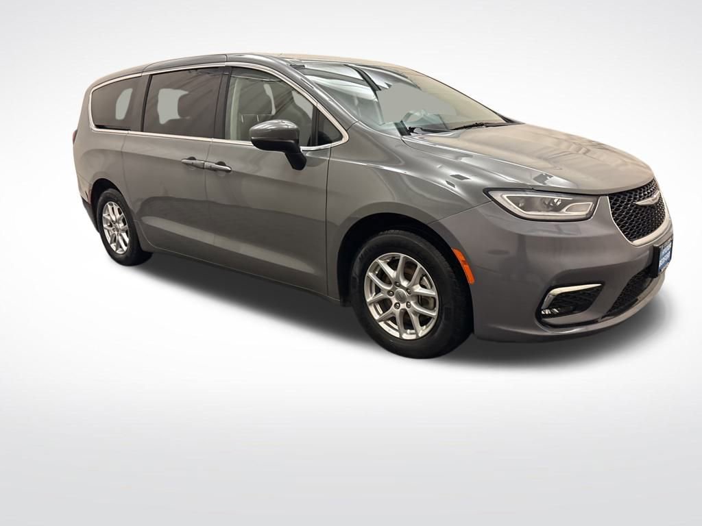 Used 2023 Chrysler Pacifica Touring-L image 3