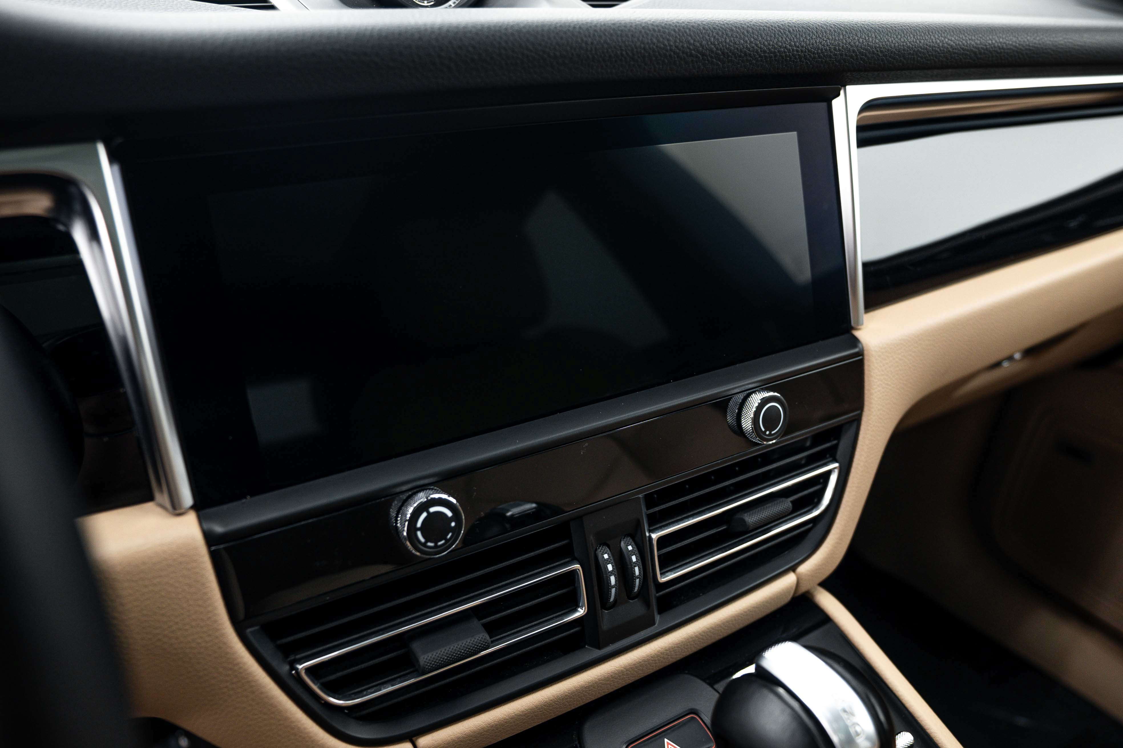 Certified 2024 Porsche Macan AWD/4WD image 19