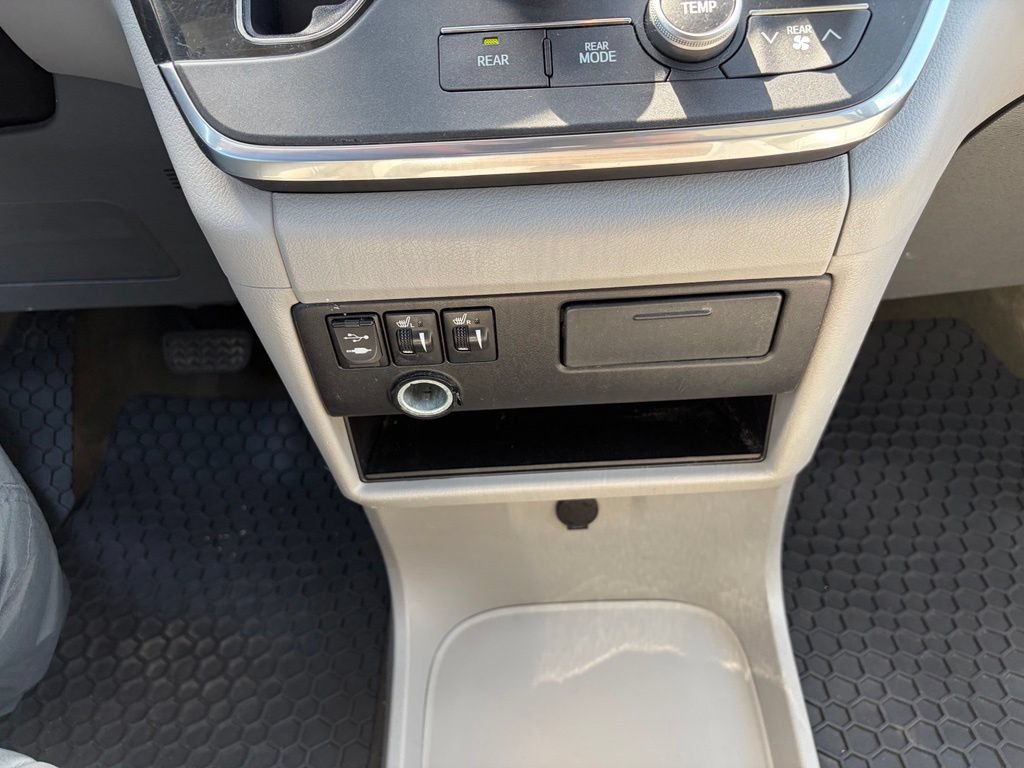 Used 2015 Toyota Sienna XLE w/ XLE Navigation Package FWD image 43