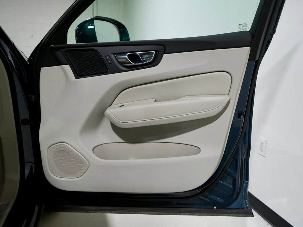 Used 2023 Volvo XC60 B5 Plus w/ Climate Package image 25