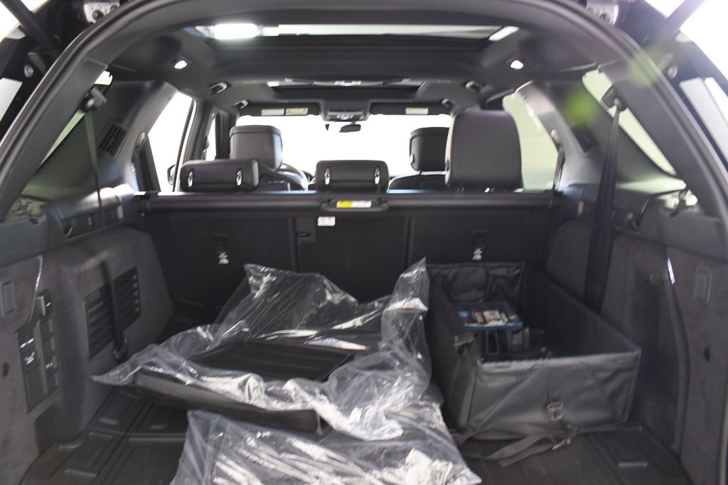 Used 2026 Land Rover Discovery Limited Edition AWD/4WD image 24